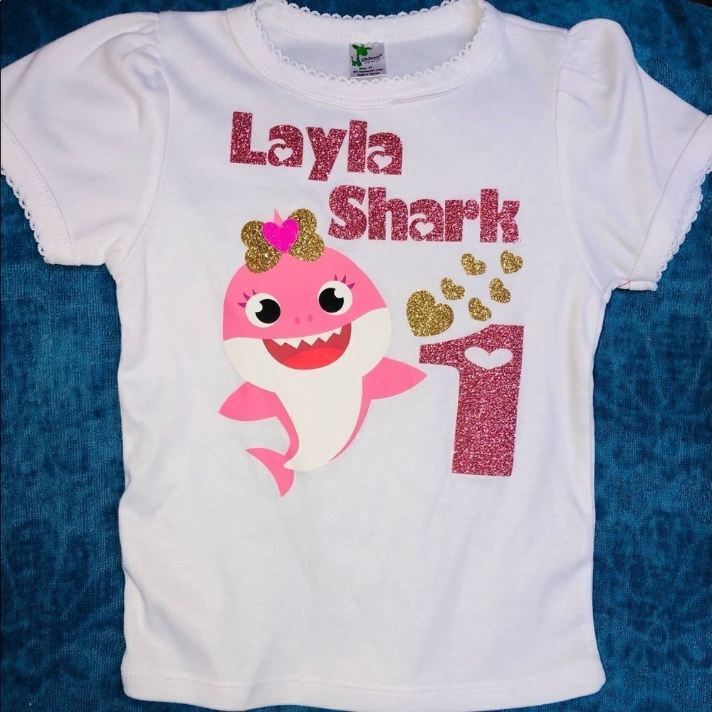 𝅺NWOT Girls 2T Laughing Giraffe Baby Shark Shirt